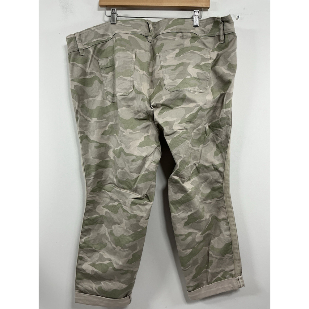 Womans Excellent Condition Torrid Camo Capri Jeans 22 Gray Beige Cuffs - Picture 2 of 9